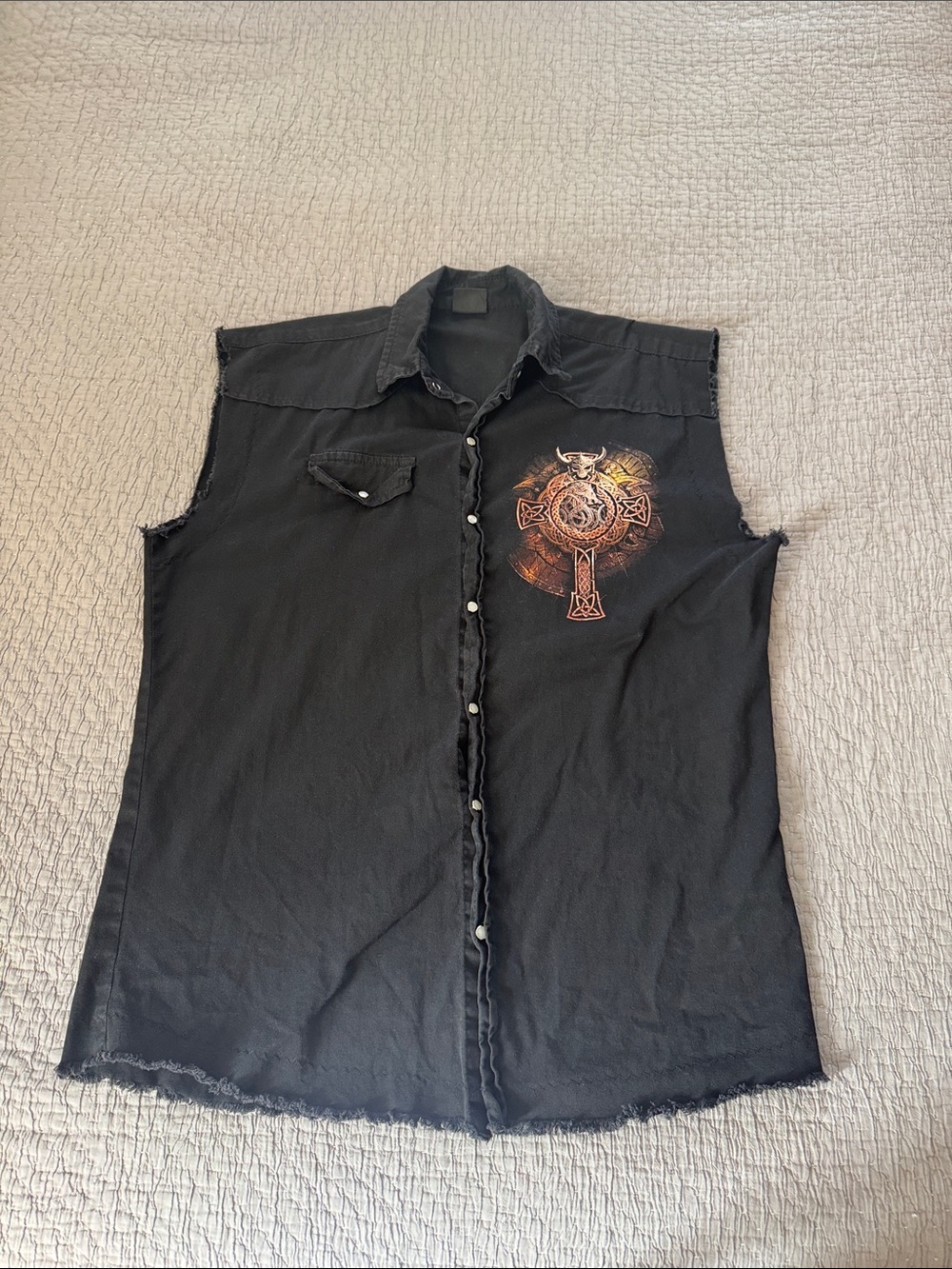 Spiral Cut Off Sleeve Biker Style Button Up Shirt w/ Graphic